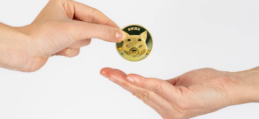 Manos intercambiando token de Shiba Inu. Compra Shiba Inu de forma fácil y segura