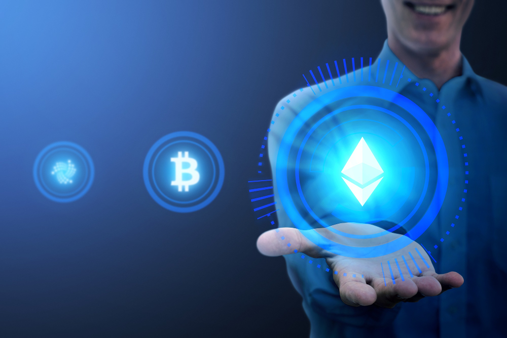 Concepto digital de tokens criptomonedas, hombre proyectando holograma en su mano de un token