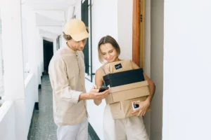 mujer recibe pedido en la puerta de su casa por importar con criptomonedas