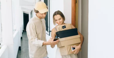 mujer recibe pedido en la puerta de su casa por importar con criptomonedas