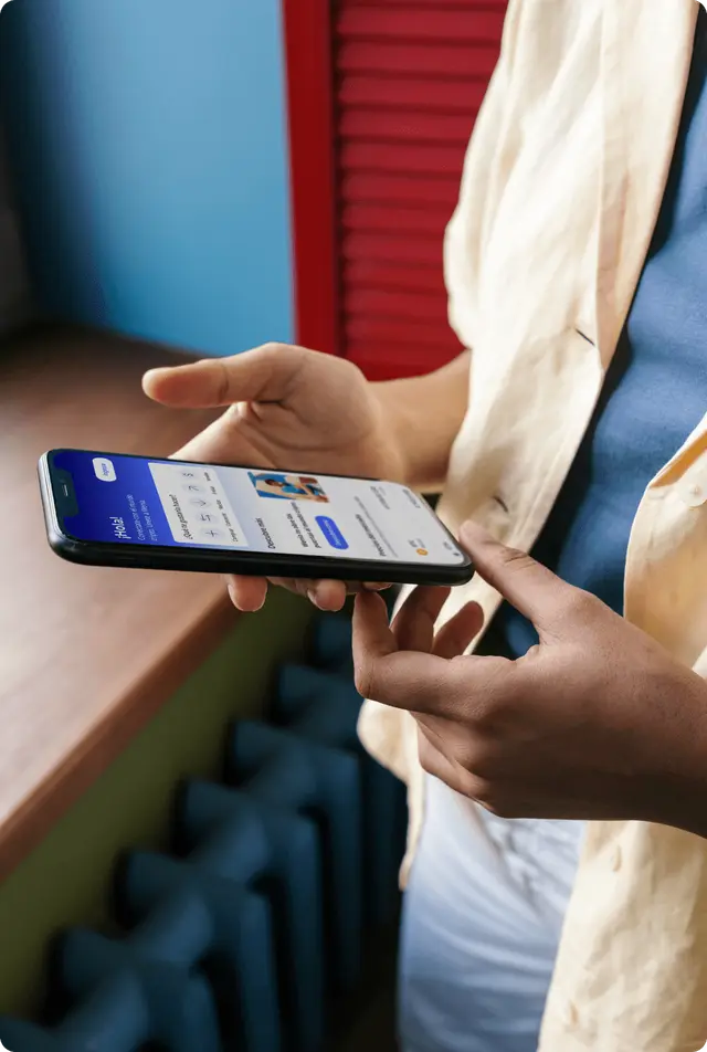 hombre sosteniendo celular con la aplicacion de Wenia abierta en la pantalla