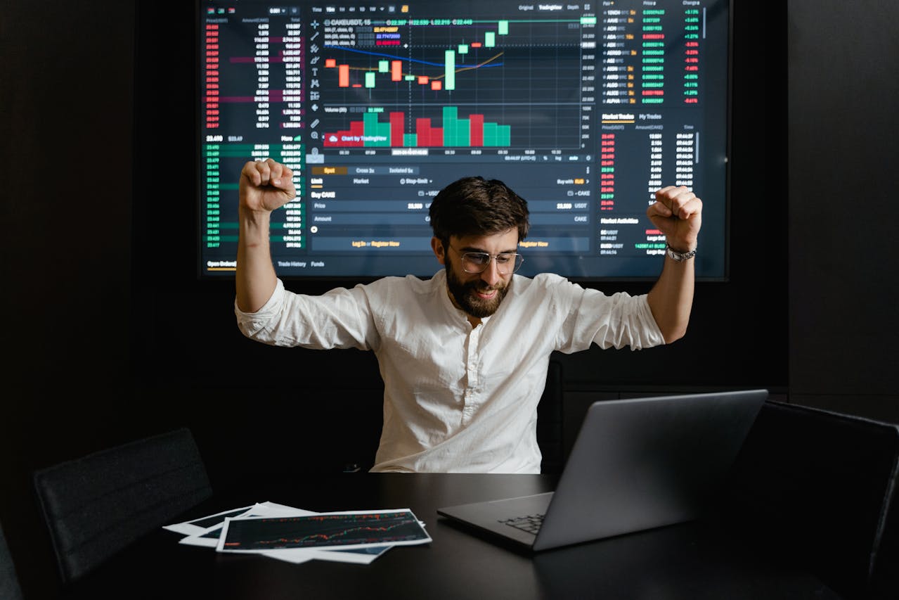hombre celebra transcacion exitosa de tradin scalping
