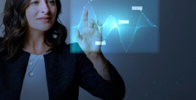 mujer toca una pantalla holografía de tipos de activos digitales.