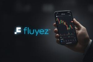 Persona sosteniendo un smartphone mientras opera en el mercado de criptomonedas y el logo de Fluyez al lado