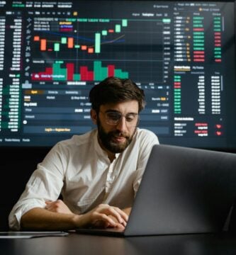 Hombre operando en un brokers de criptomonedas