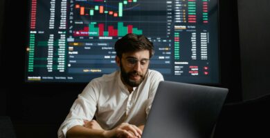 Hombre operando en un brokers de criptomonedas