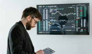 Trader profesional analizando la capitalizacion de mercado de las criptomonedas más importantes