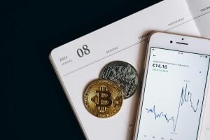 foto de toens de criptomonedas y una billetrea digital en euros. Imagen de stock pexels representativa de como ganar dinero con las criptomonedas​