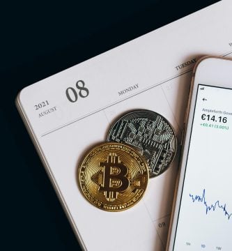 foto de toens de criptomonedas y una billetrea digital en euros. Imagen de stock pexels representativa de como ganar dinero con las criptomonedas​