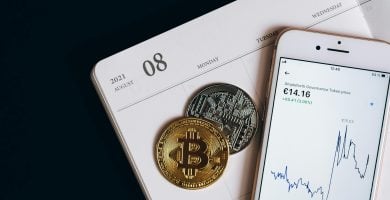 foto de toens de criptomonedas y una billetrea digital en euros. Imagen de stock pexels representativa de como ganar dinero con las criptomonedas​