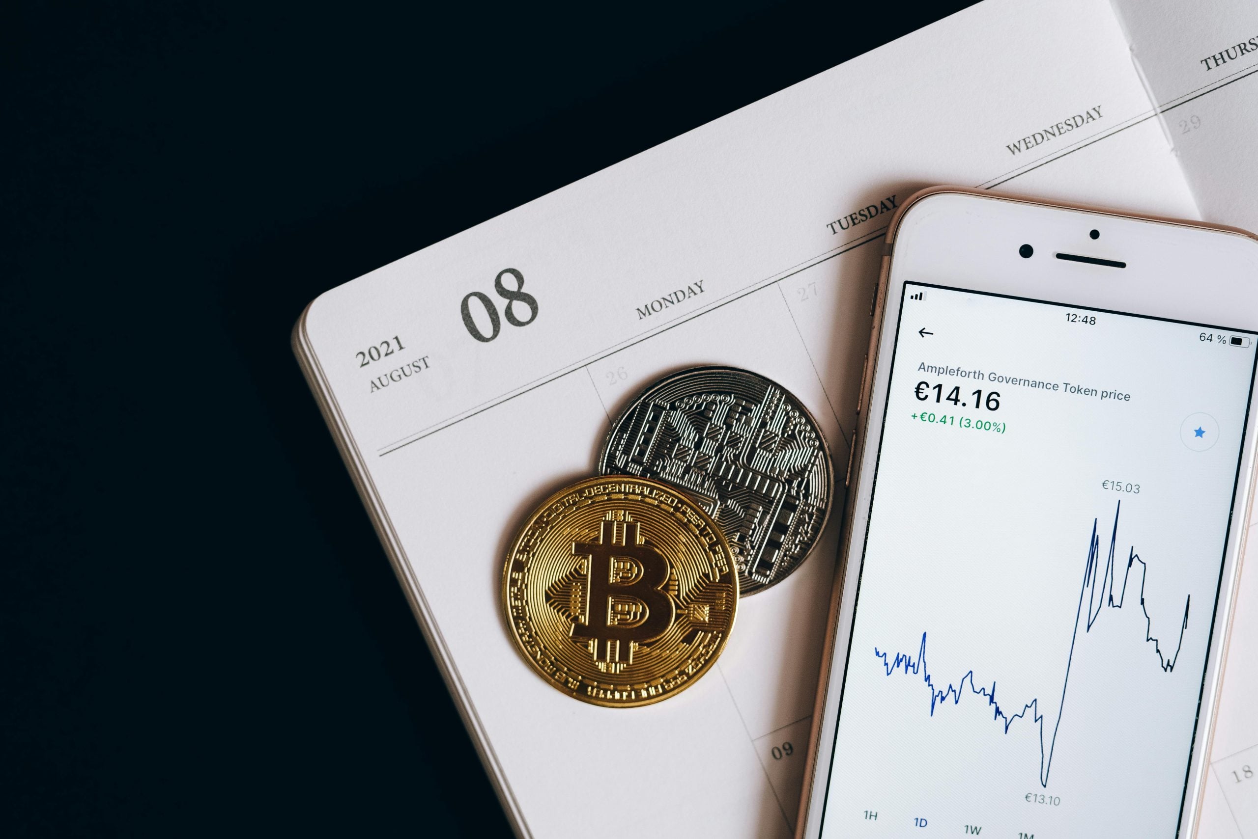 foto de toens de criptomonedas y una billetrea digital en euros. Imagen de stock pexels representativa de como ganar dinero con las criptomonedas​