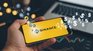 mockuo de un celular en la mano, con el logo de binance en pantalla, criptos tokens entran por el lado izquierdo y signos de dolares salen por el lado derecho representando como se gana dinero con Binance