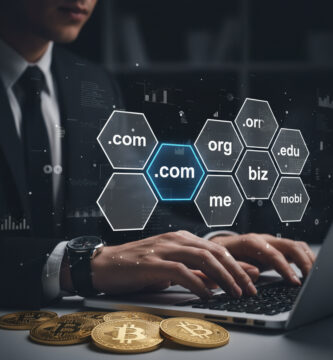 Hombre con traje en una laptop al comprar dominios con bitcoin
