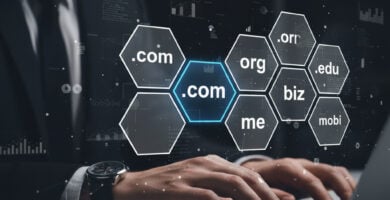 Hombre con traje en una laptop al comprar dominios con bitcoin