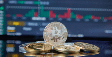 Representaciones físicas de las criptomonedas más importantes con un gráfico de velas de fondo