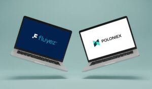 Dos laptops con los logos de Fluyez y Poloniex