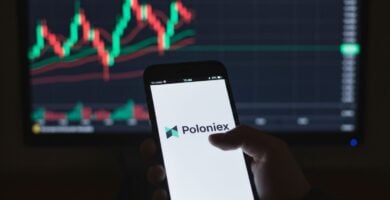 Persona con un smartphone ingresando a Poloniex