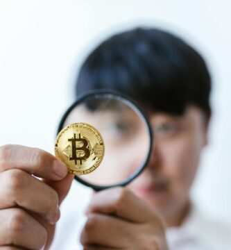 Hombre observando qué es una criptodivisa
