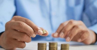 hombre apilando tokens de criptomonedas. Qué son las Stablecoins y cómo funcionan