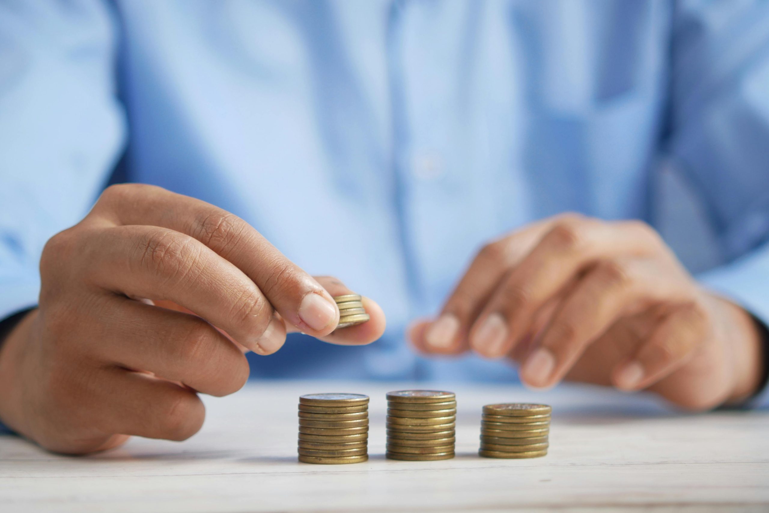 hombre apilando tokens de criptomonedas. Qué son las Stablecoins y cómo funcionan