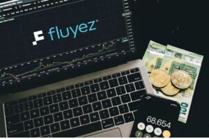 Laptop con el logo de Fluyez