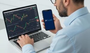 Hombre operando en el mercado de criptomonedas mediante Fluyez