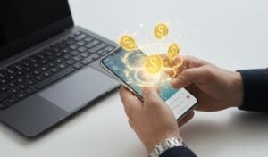 Hombre utlizando su smartphone para hacer pagos 