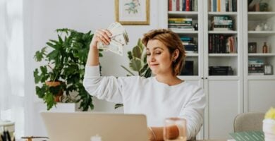 Mujer feliz por usar plataformas para recibir dinero por internet