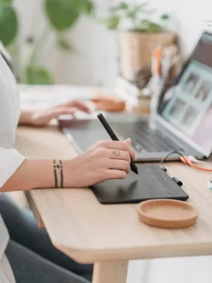 plano detalle mano de mujer sosteniendo un lapiz de dibujo para tableta gráfica creando nft art