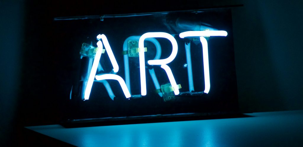 imagen palabra "art" en luces de neon