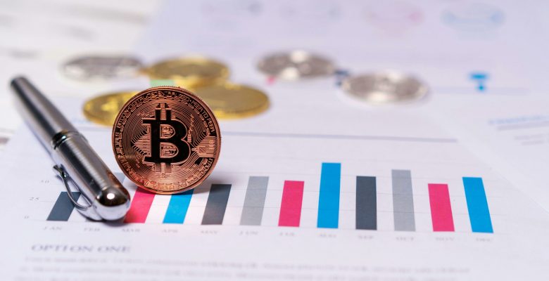 composicion token de bitcoin posicionado sobre una tabla estadística