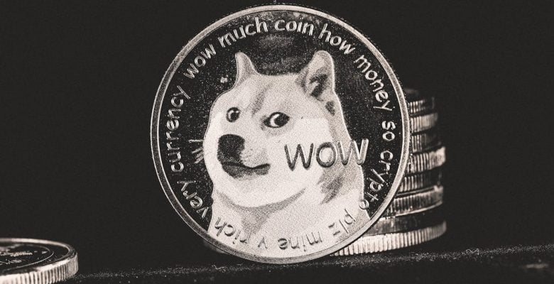 composicion fotografica de un token de la criptomoneda Dogecoin, ideal para hacer trading scalping