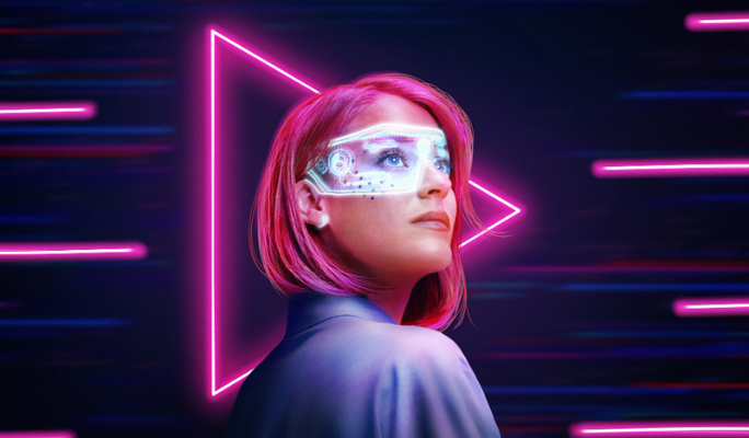ilustración de una mujer con estilo futurista y tecnologico en tonos plateados y rosas