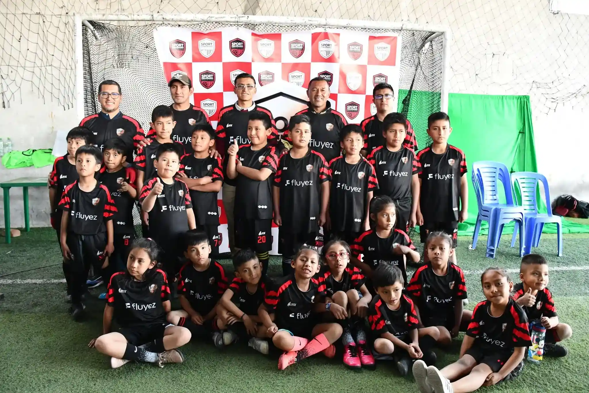 Fluyez apoyó al equipo de fútbol de menores Sport Centenario de Ayacucho